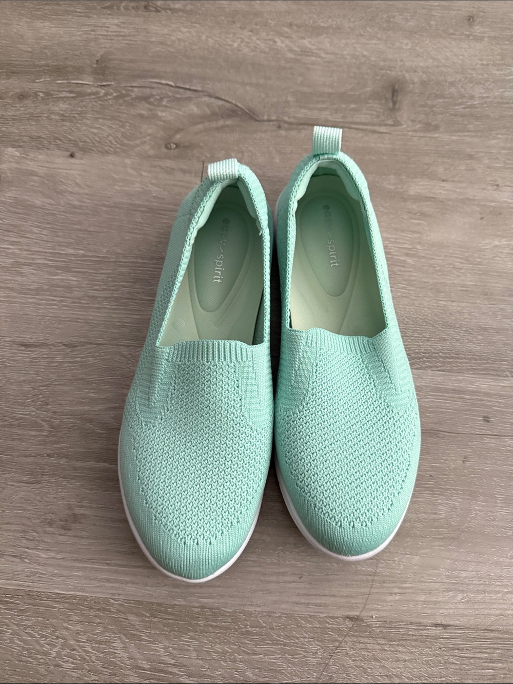 Easy Spirit Women’s slip on shoes, Size 6.5